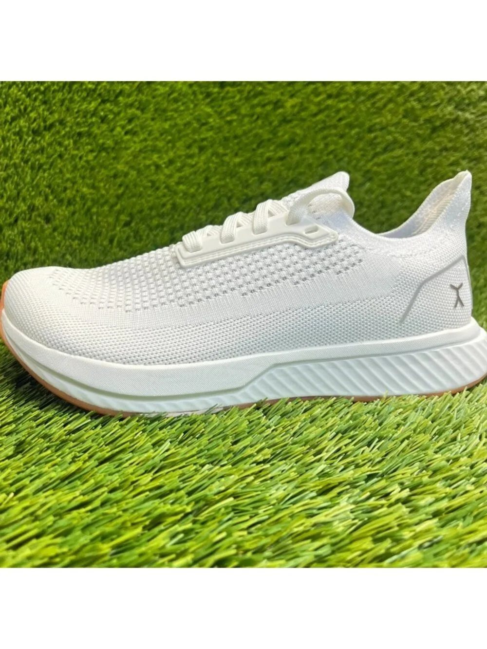 Flux Adapt Runner White Gum Womens Size 8 Athletic Walking Knit Shoes Sneakers